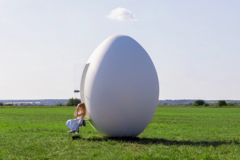 Григорий Орехов создал детский домик для игр в форме яйца