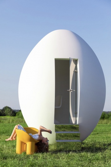 Григорий Орехов создал детский домик для игр в форме яйца