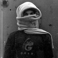 Анатолий Акуе, художник, уже более 15 лет он активно рисует на улице, создает картины на холстах, цифровые принты и эскизы