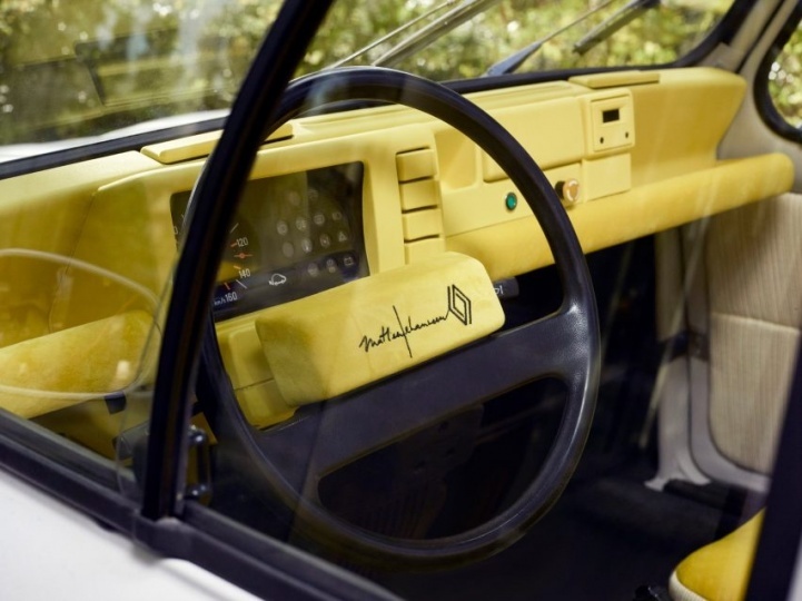 Матье Леаннер превратил автомобиль Renault 4L в комфортный сьют