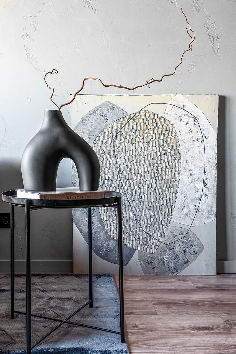 Искусство, декор и зонирование в небольшой московской студии – проект команды дизайн-бюро KIDZ