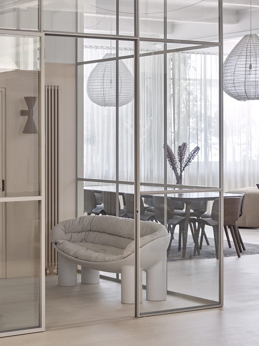 Безмятежный интерьер квартиры в промышленном здании – проект дизайн-студии O’Connor and Houle