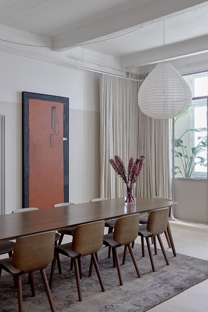 Безмятежный интерьер квартиры в промышленном здании – проект дизайн-студии O’Connor and Houle