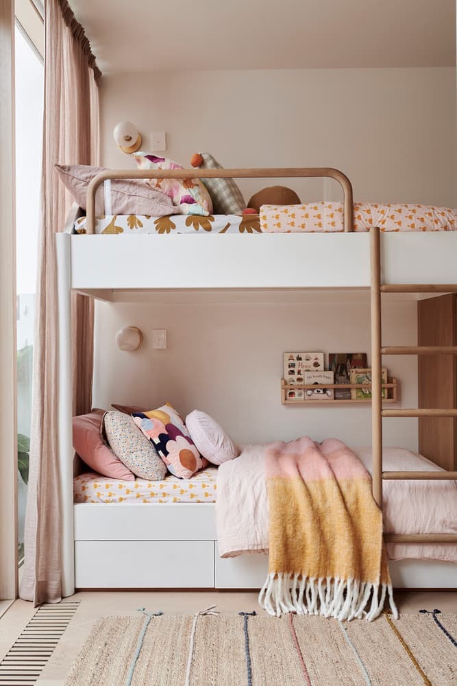 Светлый коттедж с ассиметричным потолком – проект австралийского дизайн-бюро Foomann Architects