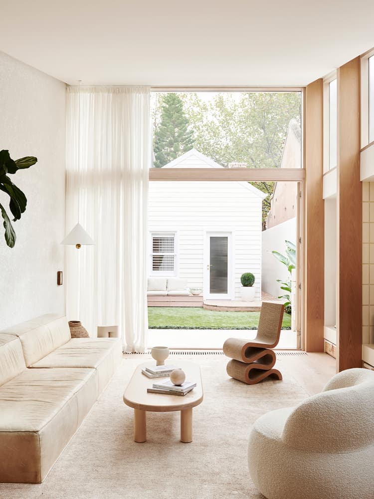 Светлый коттедж с ассиметричным потолком – проект австралийского дизайн-бюро Foomann Architects