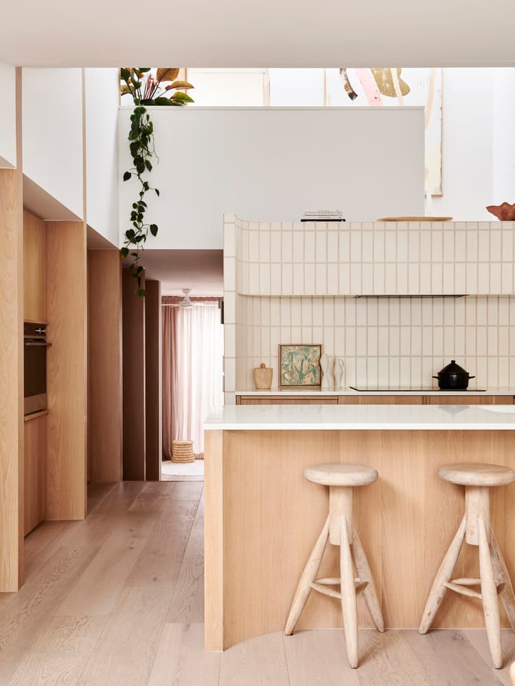 Светлый коттедж с ассиметричным потолком – проект австралийского дизайн-бюро Foomann Architects