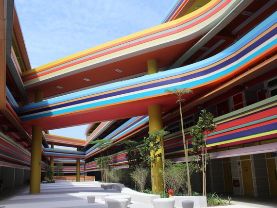 Дизайнеры Studio505 и LT&T раскрасили школу в Сингапуре в цвета радуги