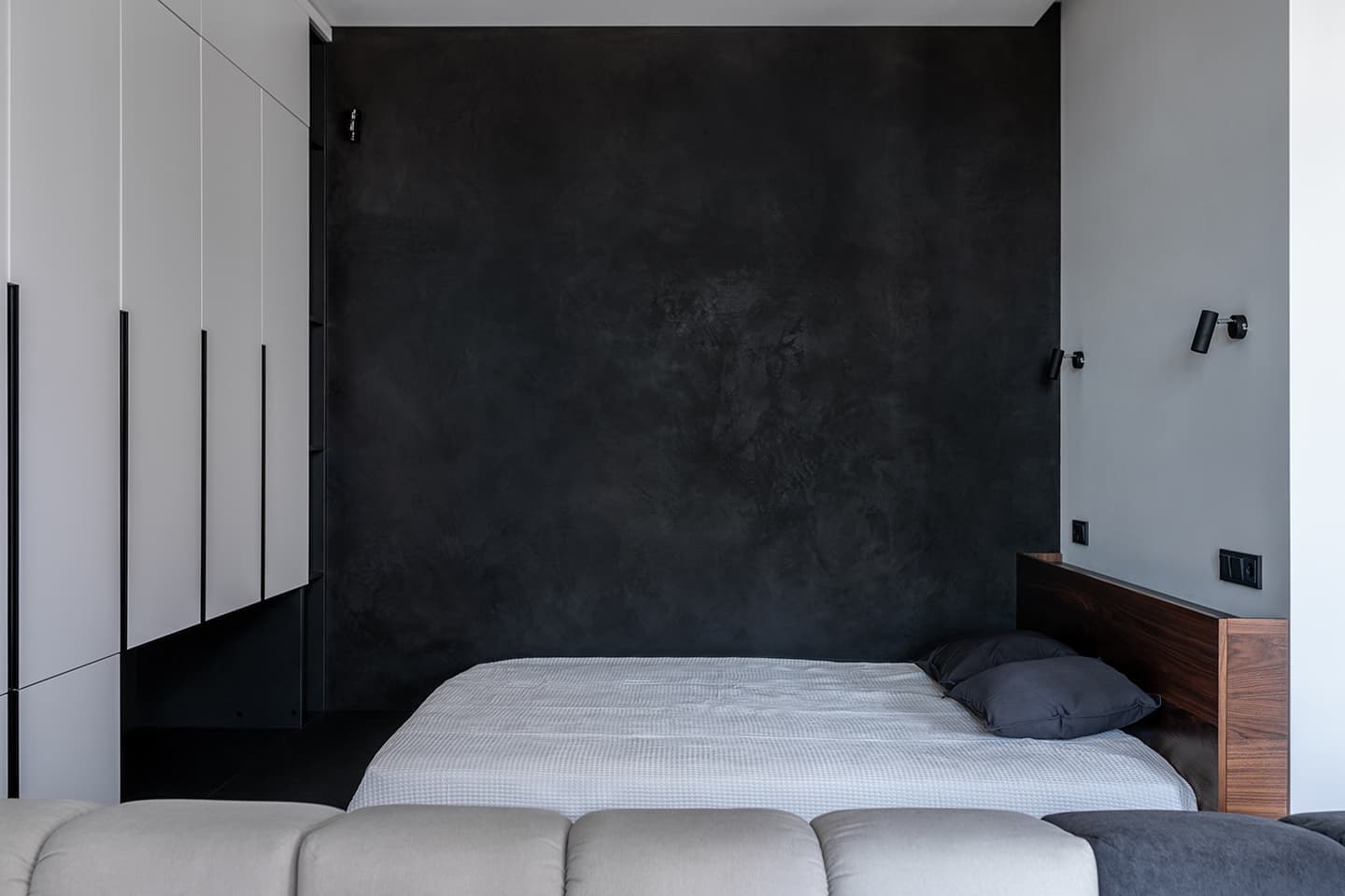 Строгий интерьер в стиле лофт для киевской квартиры – проект дизайн-студии Lauri Brothers