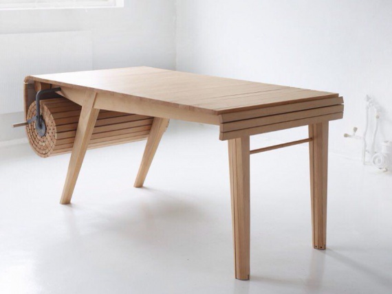 Дизайнер придумал сворачивающийся стол, который экономит место