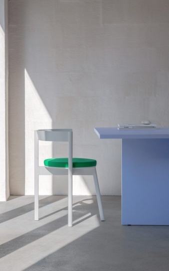 Берлинский бренд Loehr выпустил яркий обеденный стул в необычном дизайне