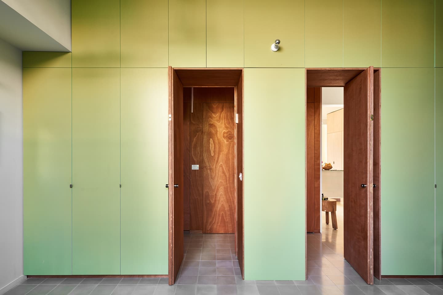 Квартира с зеленой лоджией в Тель-Авиве – проект Salty Architects