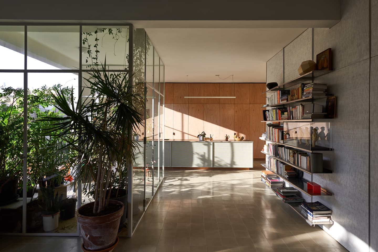 Квартира с зеленой лоджией в Тель-Авиве – проект Salty Architects