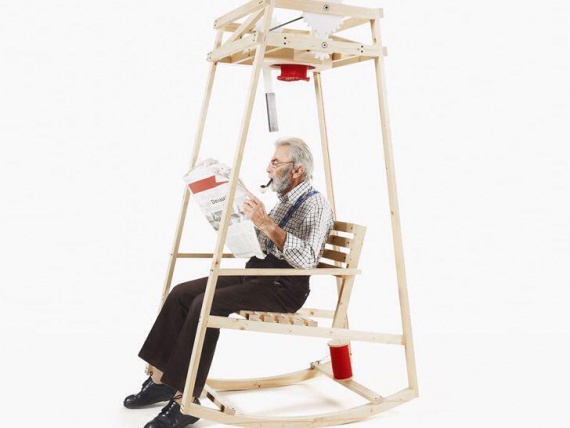 Дизайнеры придумали кресло-качалку, которое умеет вязать шапки