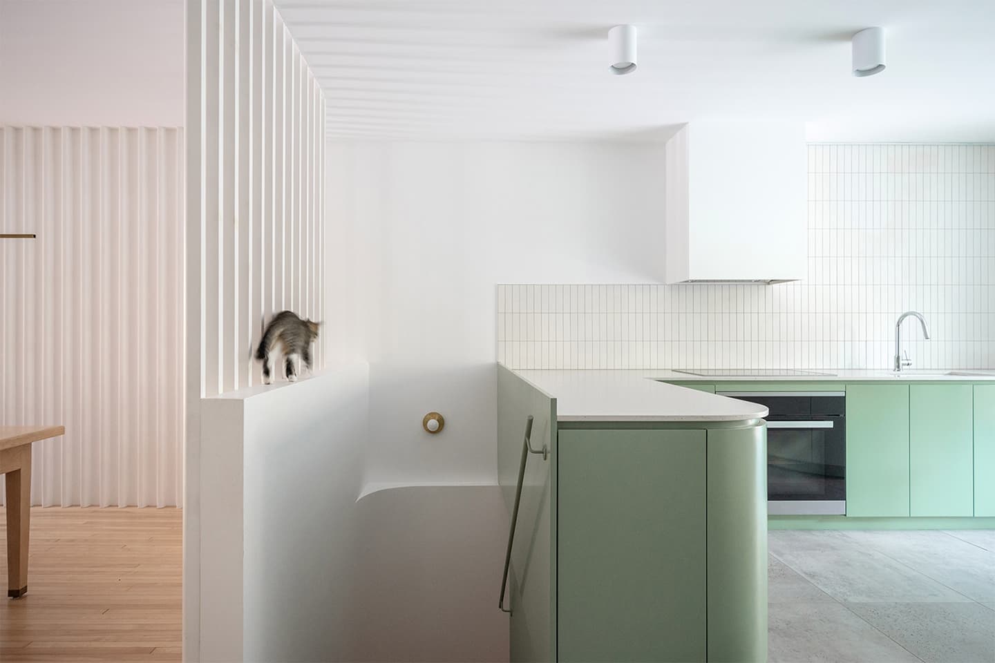 Воздушный интерьер квартиры в Монреале – проект канадской студии Naturehumaine