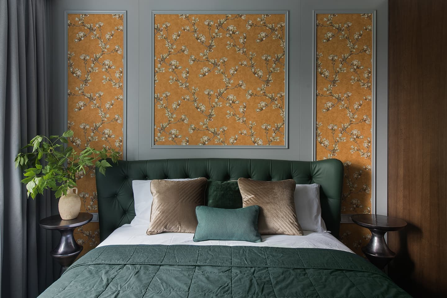 Квартира с четырьмя спальнями в глубоких оттенках – проект Buro.Team