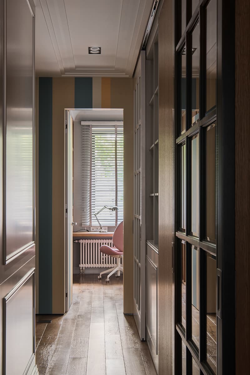 Квартира с четырьмя спальнями в глубоких оттенках – проект Buro.Team