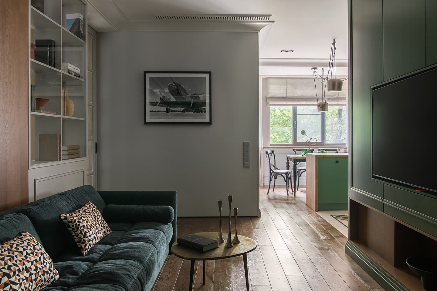 Квартира с четырьмя спальнями в глубоких оттенках – проект Buro.Team