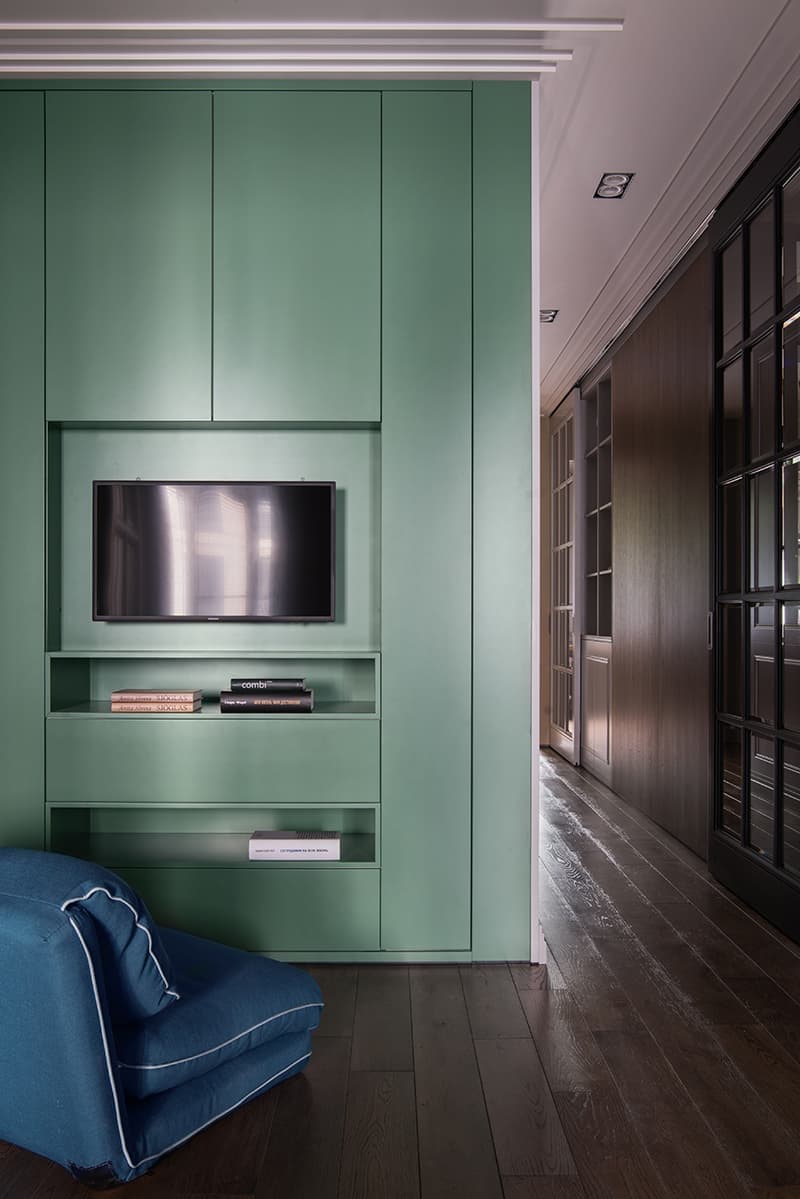 Квартира с четырьмя спальнями в глубоких оттенках – проект Buro.Team