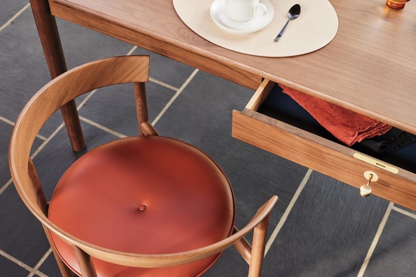 Бренд Herman Miller выпустил коллекцию стульев по дизайну Майкла Анастасиадиса