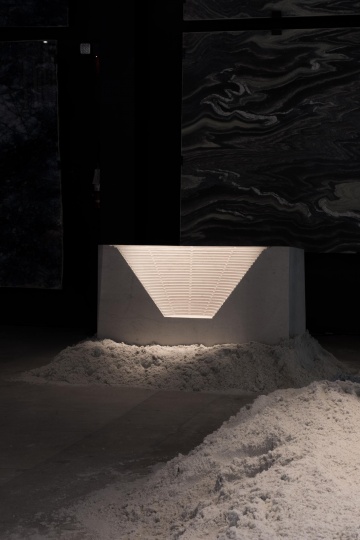 Масштабная инсталляция с использованием мрамора в шоу-руме Grupo Arca