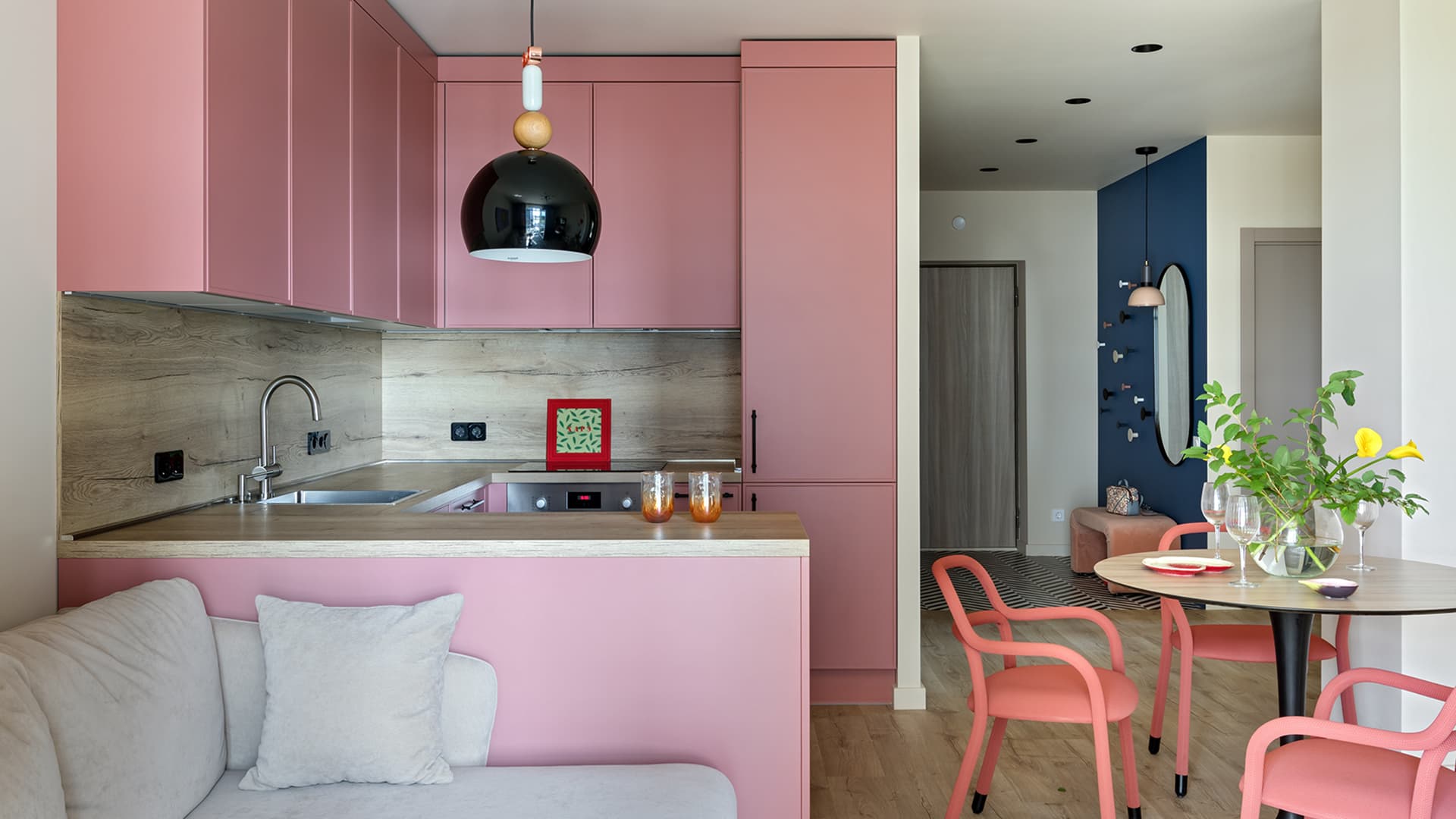 Красочный интерьер с розовой кухней – проект Екатерины Успенской