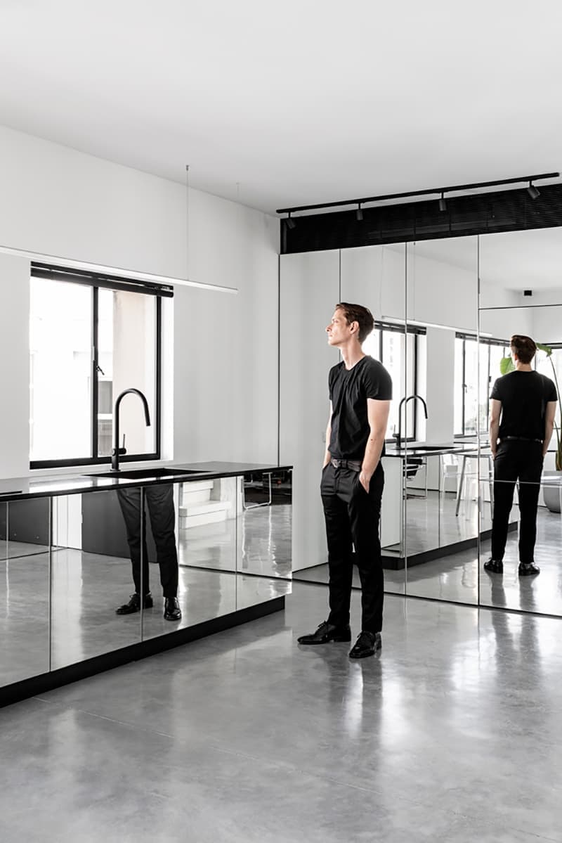 Зеркальный интерьер с индустриальными элементами – проект дизайнера Яэля Перри