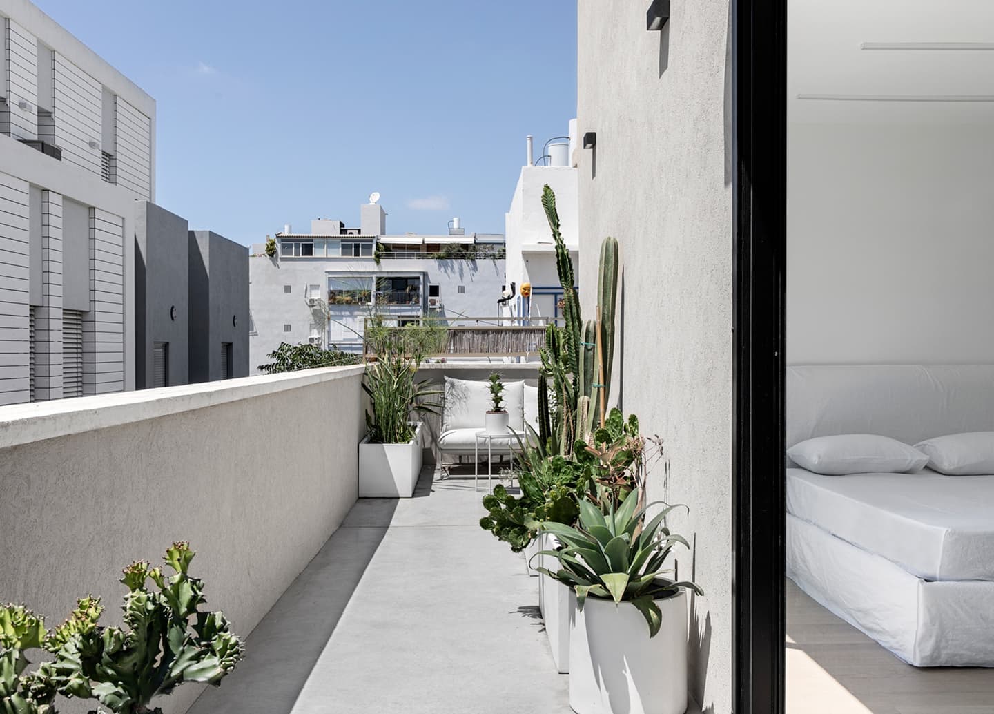 Зеркальный интерьер с индустриальными элементами – проект дизайнера Яэля Перри