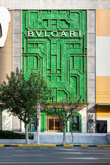 MVRDV оформили фасад нового магазина Bvlgari с помощью переработанных бутылок