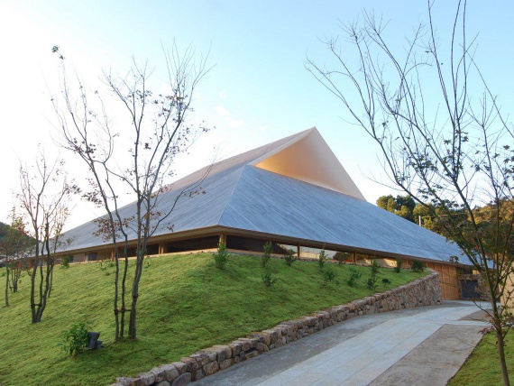 Хироши Самбуичи построил скульптурные крыши на Наосиме 
