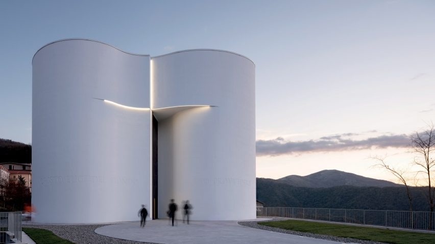 Mario Cucinella Architects построили монолитную церковь на вершине холма