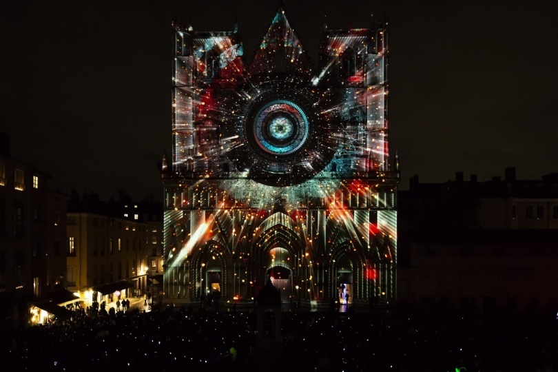 Лионский собор стал главным экраном для масштабной световой инсталляции