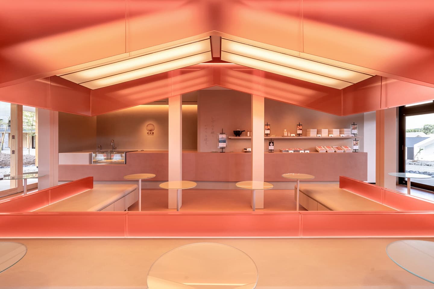 Неоновая эстетика яркой кофейни в Японии – проект Transit Branding Studio