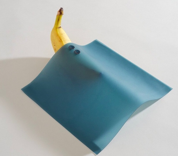 Дизайнер из Берлина создала биоразлагаемый материал из банановой кожуры и водорослей