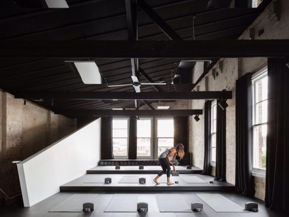 Архитектор Карен Абернети разместила студию йоги на бывшем складе