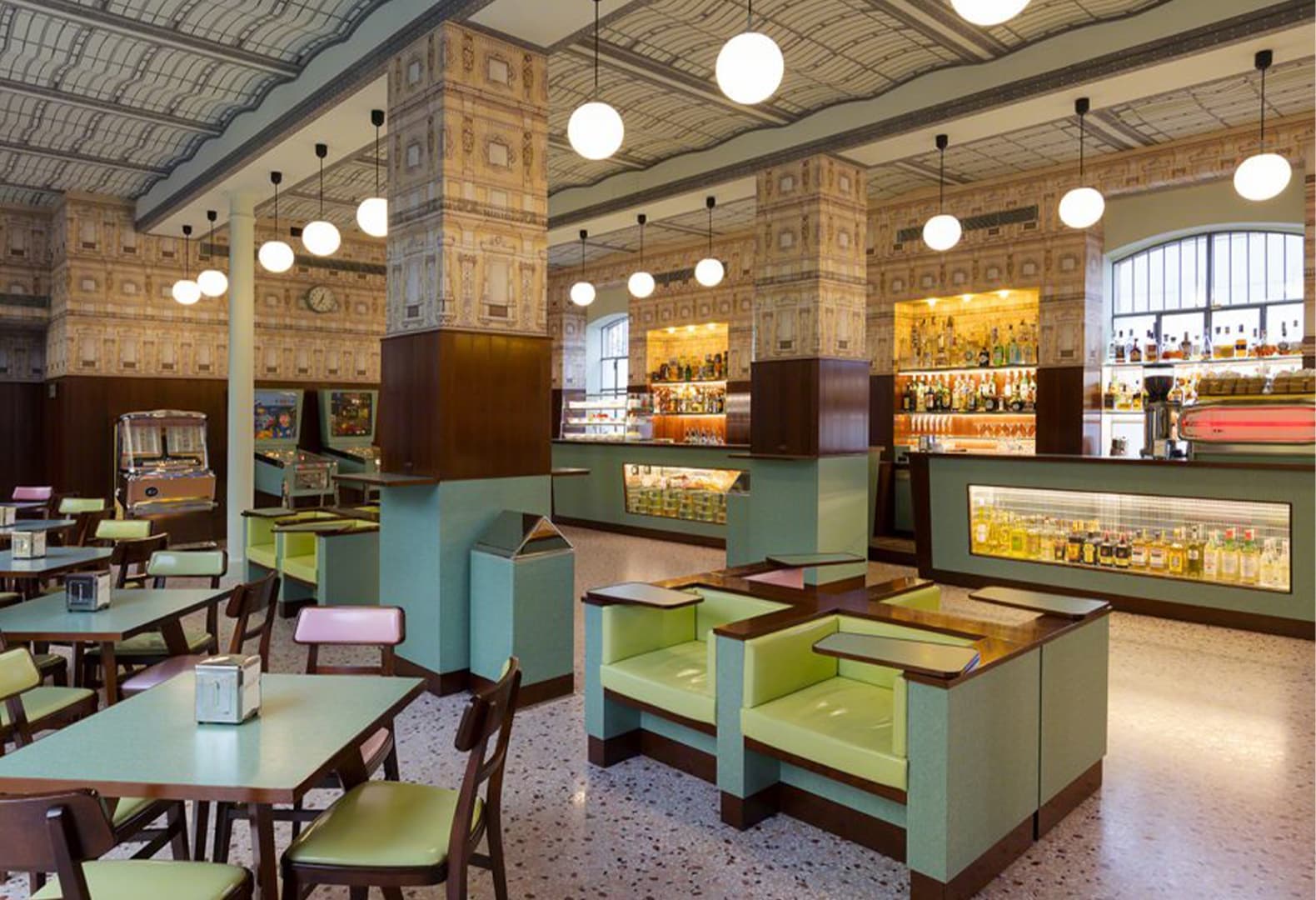 Кафе-бар Luce по проекту Уэса Андерсона. Фото: Attilio Maranzano, Fondazione Prada