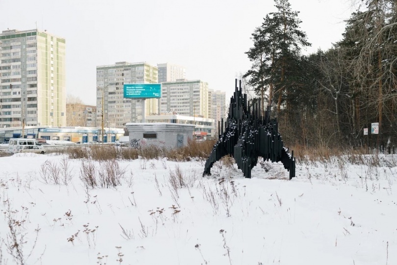 В Екатеринбурге установили арт-объект из 1347 обожженных брусьев