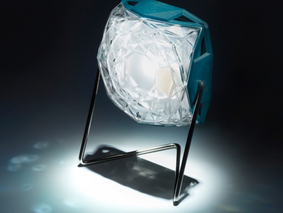 Исландский дизайнер представил карманную лампу на солнечных батареях