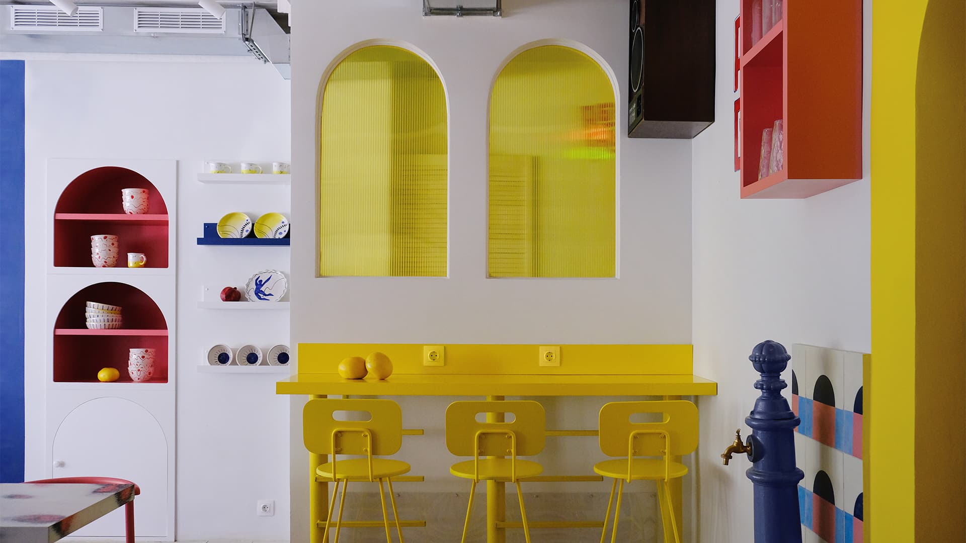 Геометрическая абстракция и яркие оттенки в интерьере кафе «Абу-Гош» – проект STUDIO SHOO