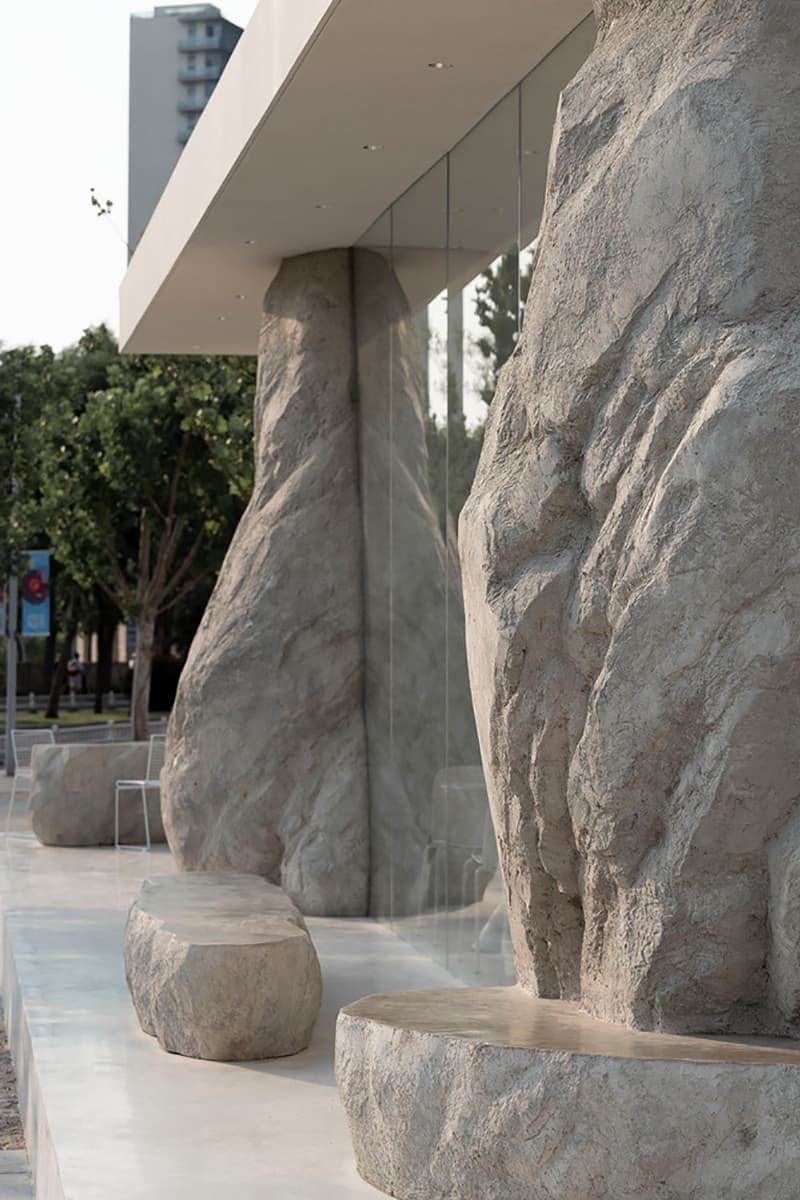 Магнетизм каменных валунов в интерьере кондитерской – проект B.L.U.E Architecture studio