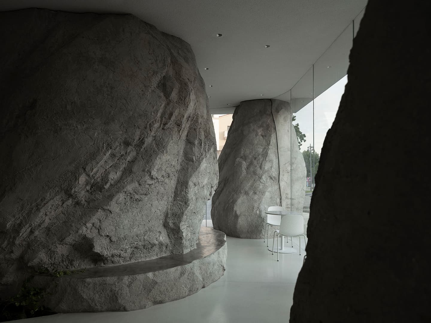 Магнетизм каменных валунов в интерьере кондитерской – проект B.L.U.E Architecture studio