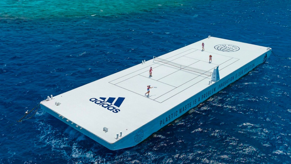 Adidas и Parley for the Oceans установили гигантский теннисный корт в океане