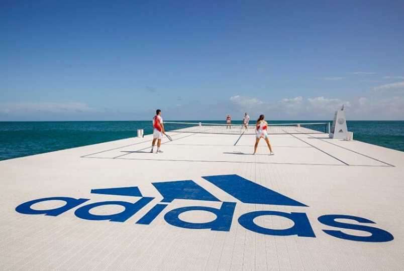 Adidas и Parley for the Oceans установили гигантский теннисный корт в океане