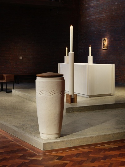 Британский дизайнер Макс Лэмб создал серию объектов для церкви