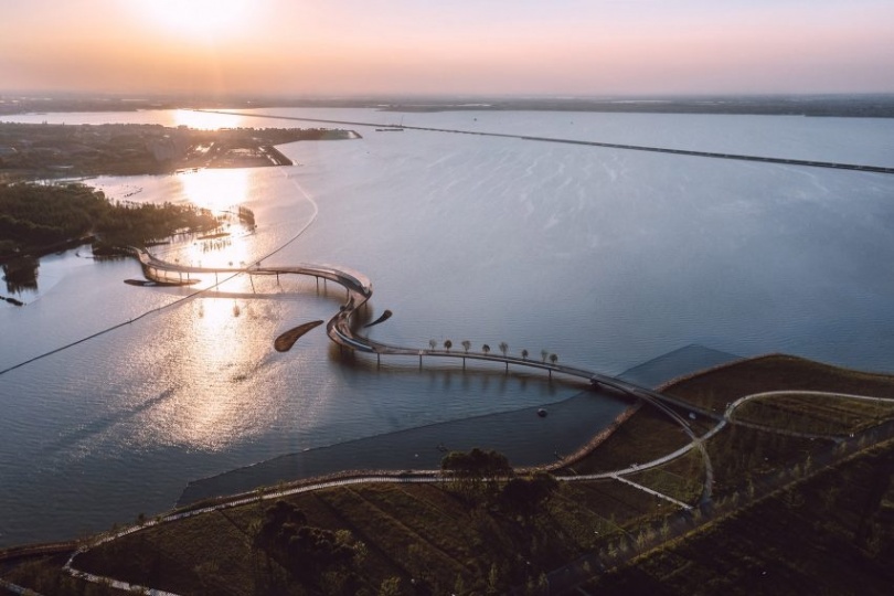 Архитектурная студия BAU построила гибридный мост на озере в Китае