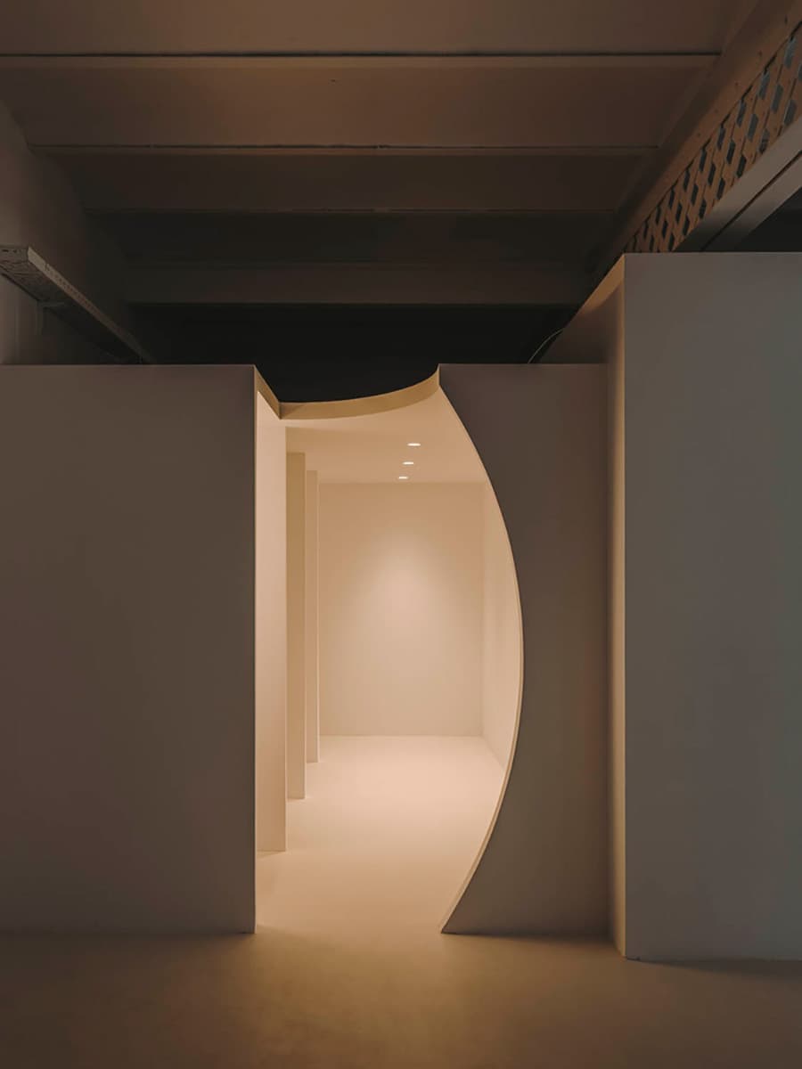 Скульптурный интерьер офиса в Испании – проект бюро Isern Serra