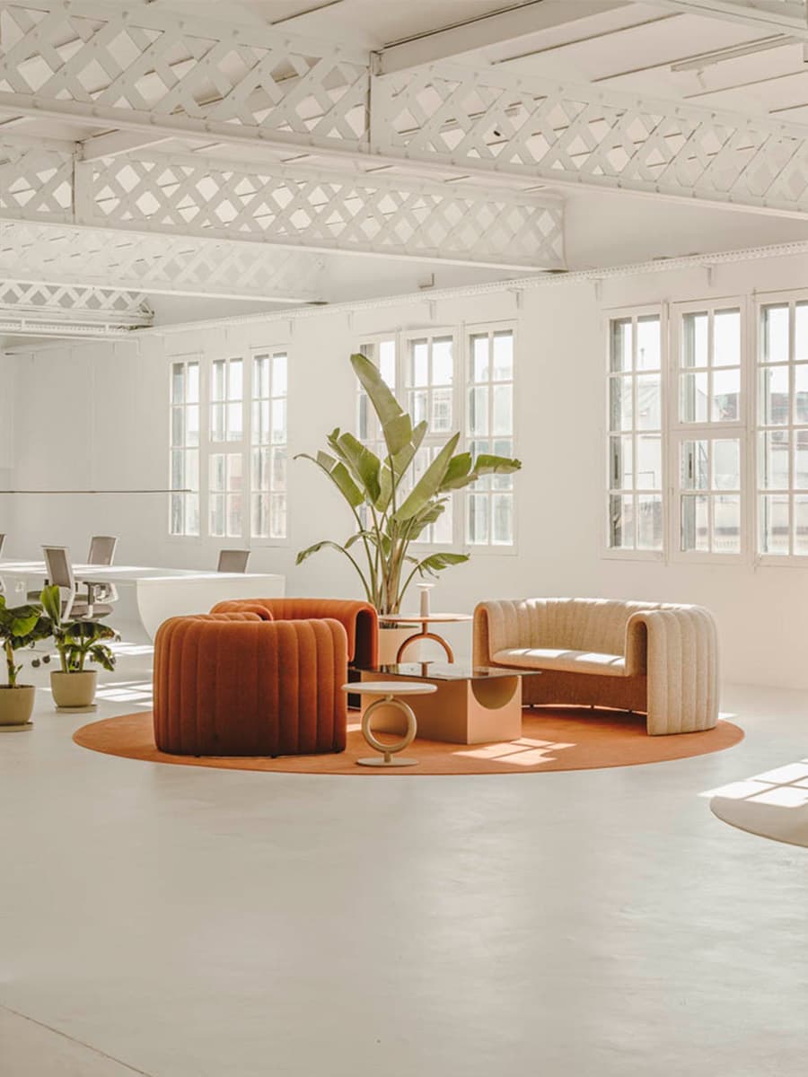 Скульптурный интерьер офиса в Испании – проект бюро Isern Serra