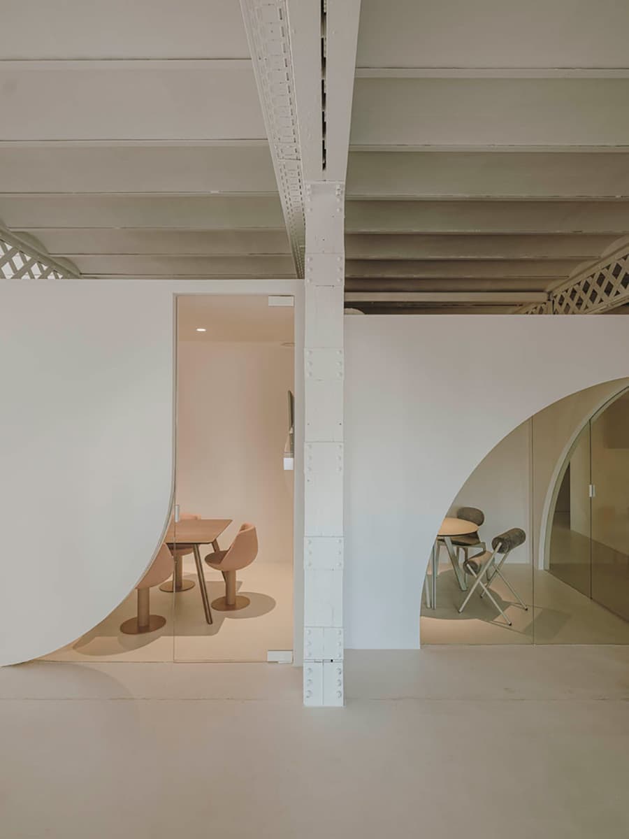 Скульптурный интерьер офиса в Испании – проект бюро Isern Serra