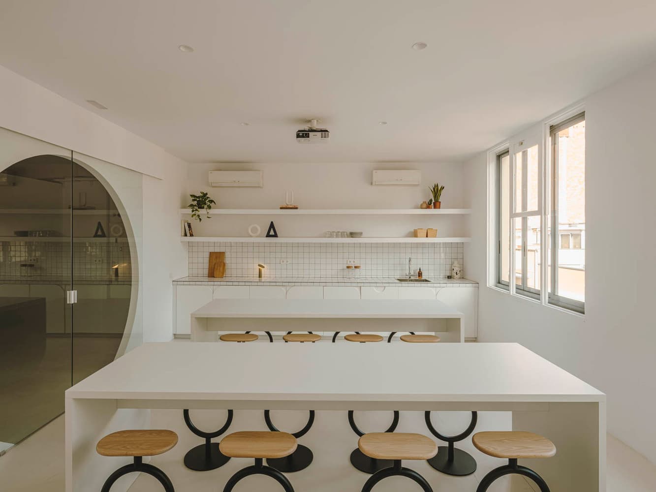 Скульптурный интерьер офиса в Испании – проект бюро Isern Serra