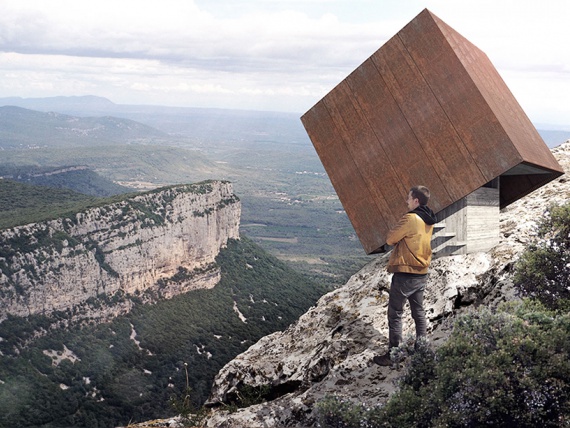 Французский архитектор построил смотровую площадку в виде падающего куба