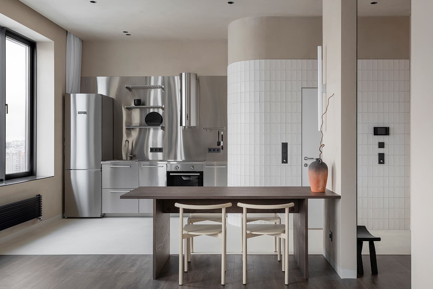 Нетривиальная квартира под сдачу – коллаборация MANU Bureau и Адрианы Кано Лимарино